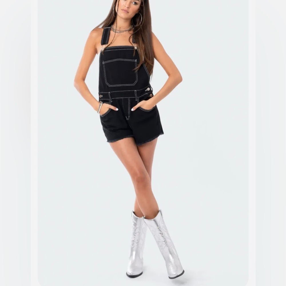 Never worn, Edikted, Denim romper
Perfect for a game day!